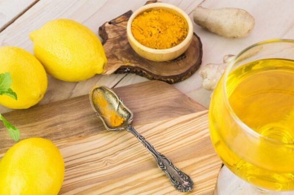 Beber con limón, jengibre y cúrcuma para mejorar la potencia.