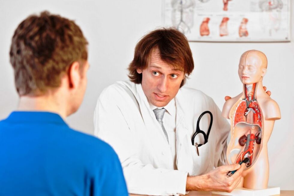 El médico asesora al paciente sobre los motivos que inhiben la potencia.