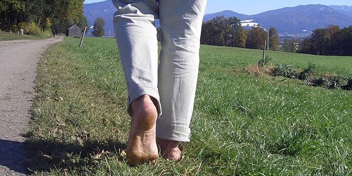 caminar descalzo para aumentar la potencia